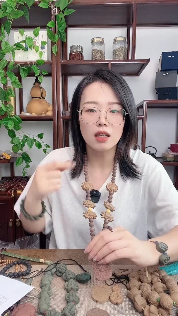 泥塑龙涎+参茸牌子的小脖挂