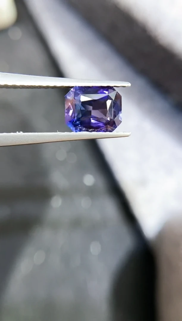 【闪购商品】定制蓝宝石定制未镶嵌1.54克拉无烧紫色 天然国际证书