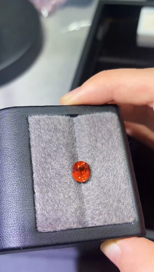未镶嵌裸石石榴石（芬达石）一粒2.855ct