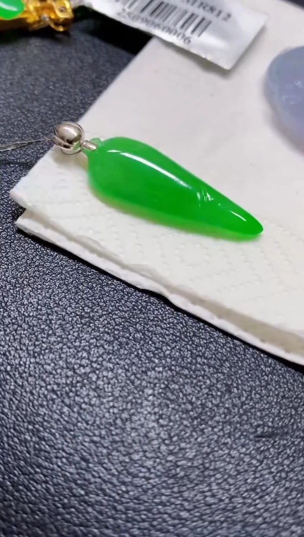 颈饰18K金镶嵌翡翠瓜