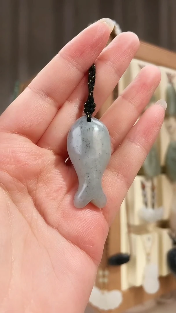 颈饰未镶嵌和田玉38.8*18.5*12.5毫米新疆点墨青花年年有余（有棉）