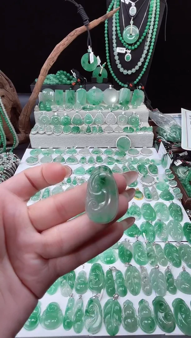 吊坠(不含链)未镶嵌石英质玉（非洲翠）如意8.241