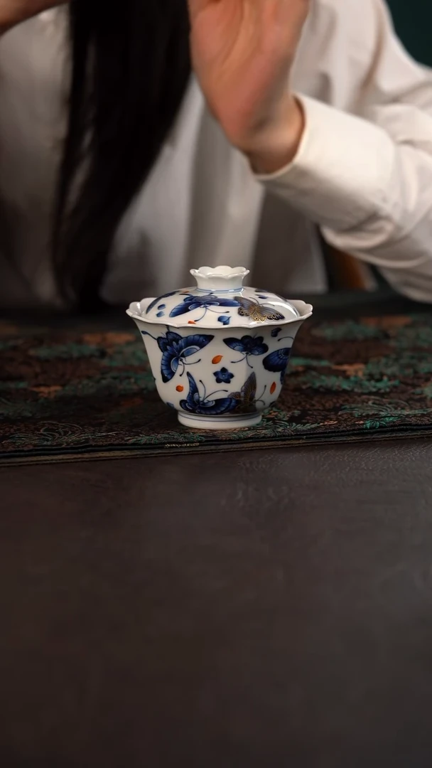 洪印慕明矾红加彩蝶恋花马蹄盖碗