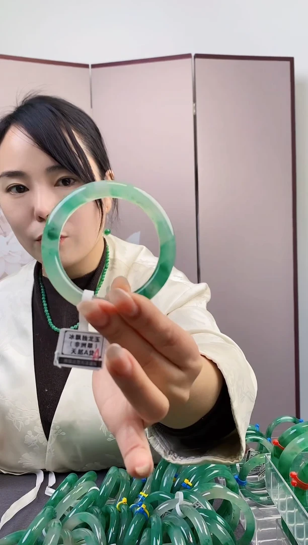 【闪购商品】石英质玉手镯未镶嵌58