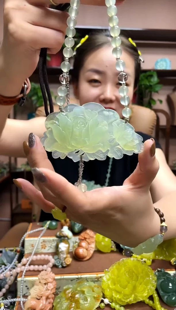 未镶嵌岫玉颈饰·