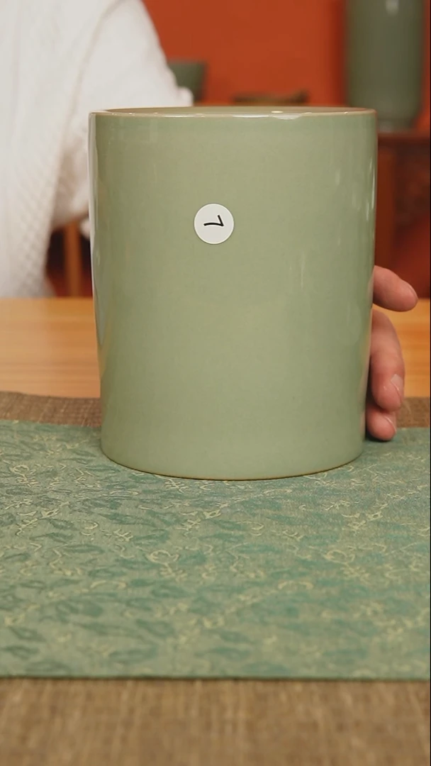 越窑秘色瓷笔筒二级品