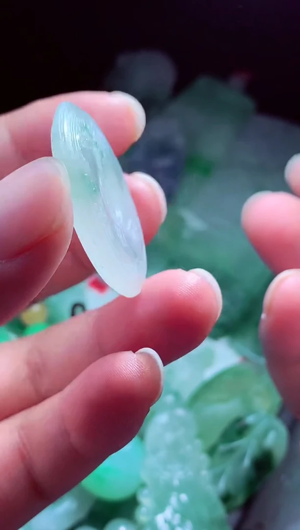 未镶嵌定制翡翠雨***?翡翠毛货定制