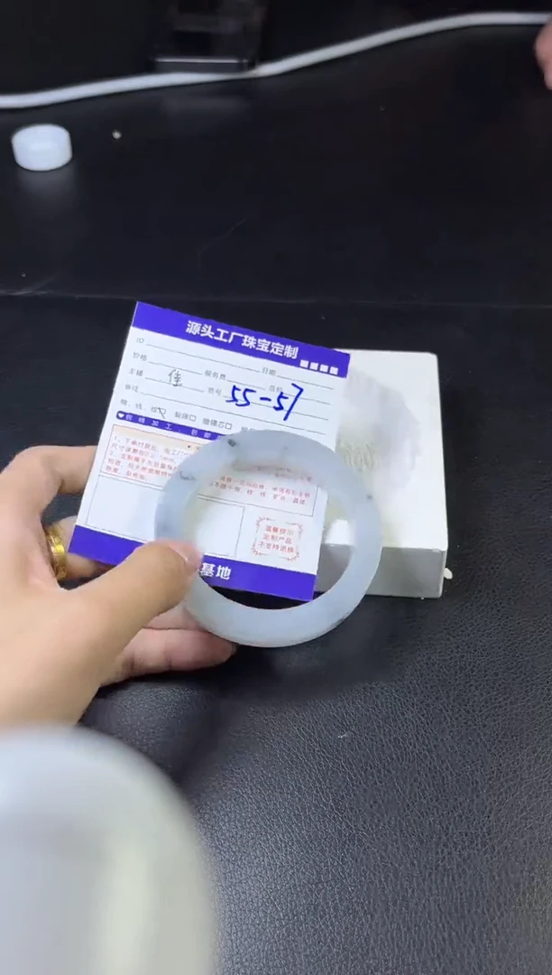 未镶嵌手镯定制翡翠街**路定制产品不退不换