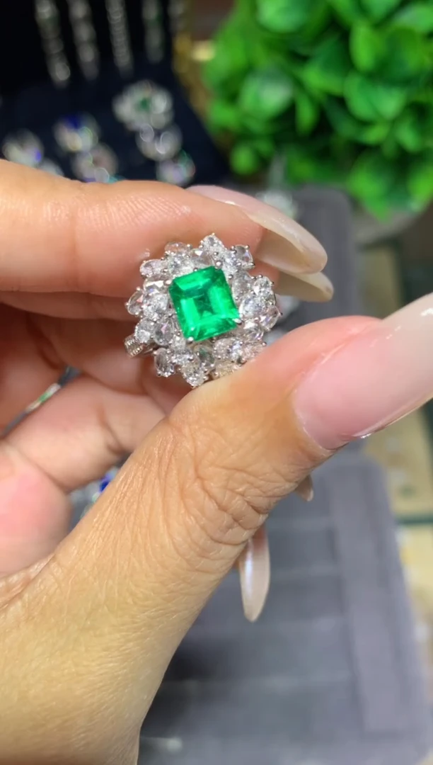 18K金镶嵌戒指祖母绿1.02ct