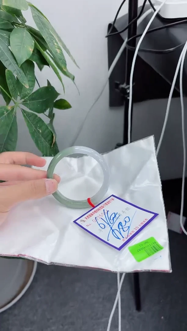 翡翠手镯未镶嵌1