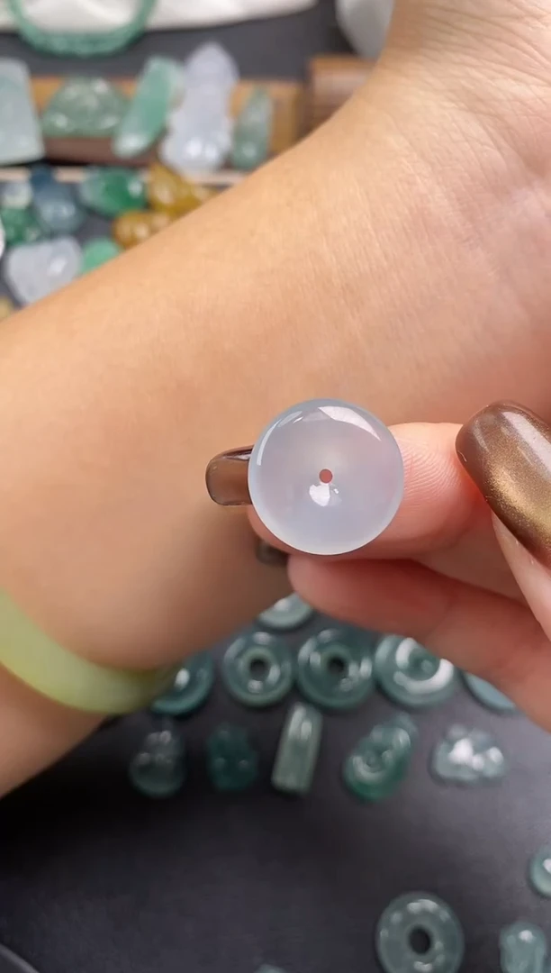 颈饰未镶嵌翡翠平安扣