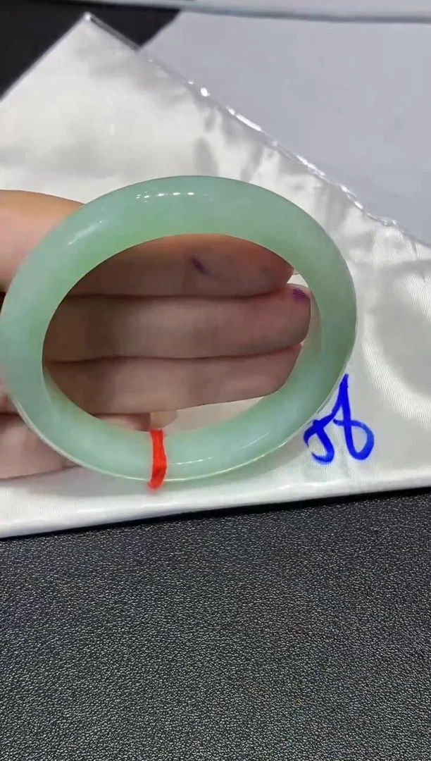 翡翠手镯未镶嵌翡翠手镯