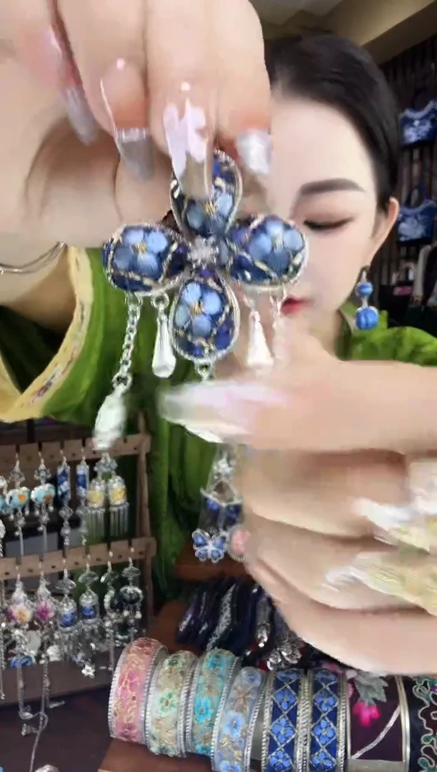 刺绣非遗刺绣民族风吊坠