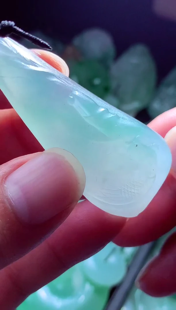 未镶嵌定制翡翠流****?翡翠毛货定制