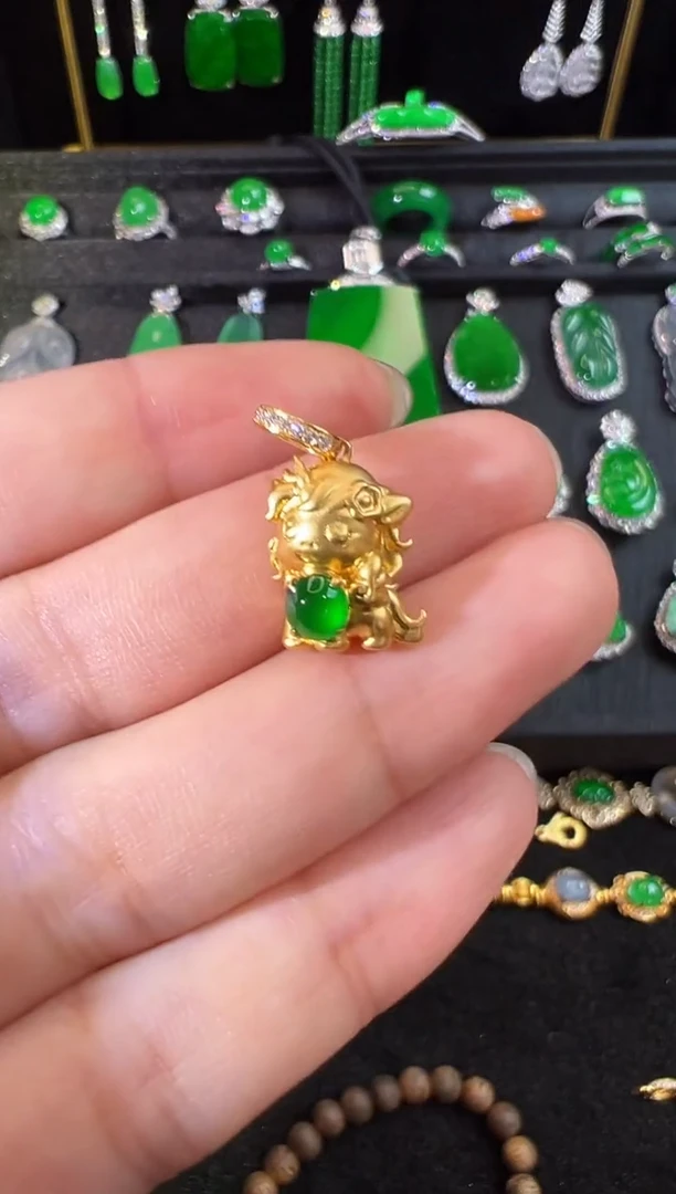 吊坠(不含链)18K金镶嵌翡翠玻璃种帝王绿蛋面小滴溜