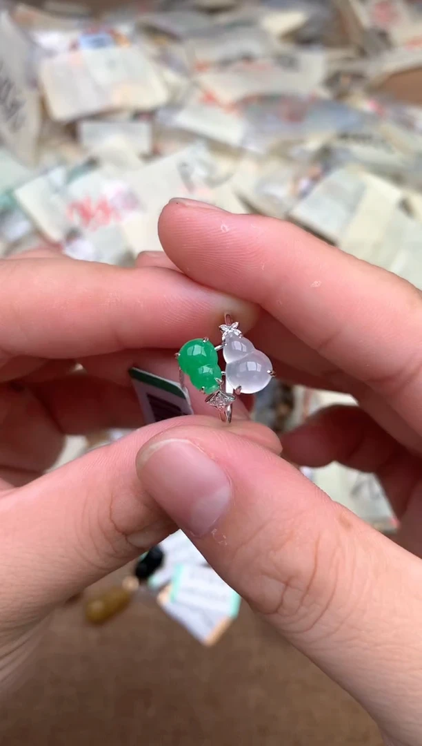 18K金镶嵌挂件翡翠一