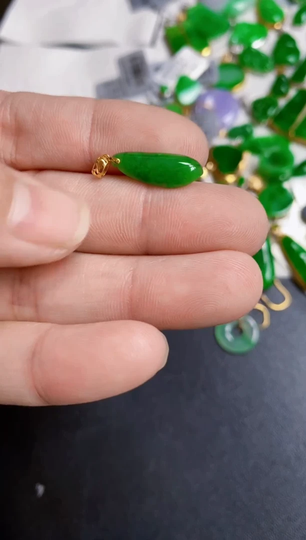 【闪购商品】翡翠颈饰18K金镶嵌吊坠