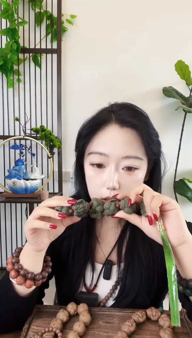 泥塑青瑶露小象手持一个