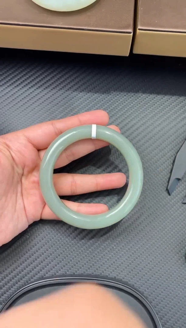 未镶嵌手镯和田玉且末微色差近矿59+mS