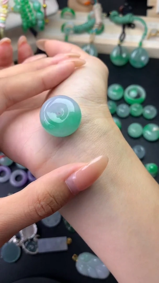 飘扬绿平安扣吊坠