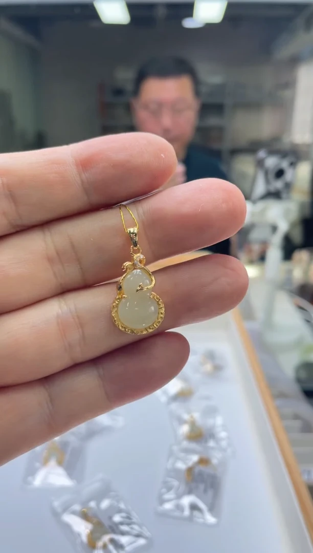 【闪购商品】和田玉吊坠未镶嵌葫芦送皮绳