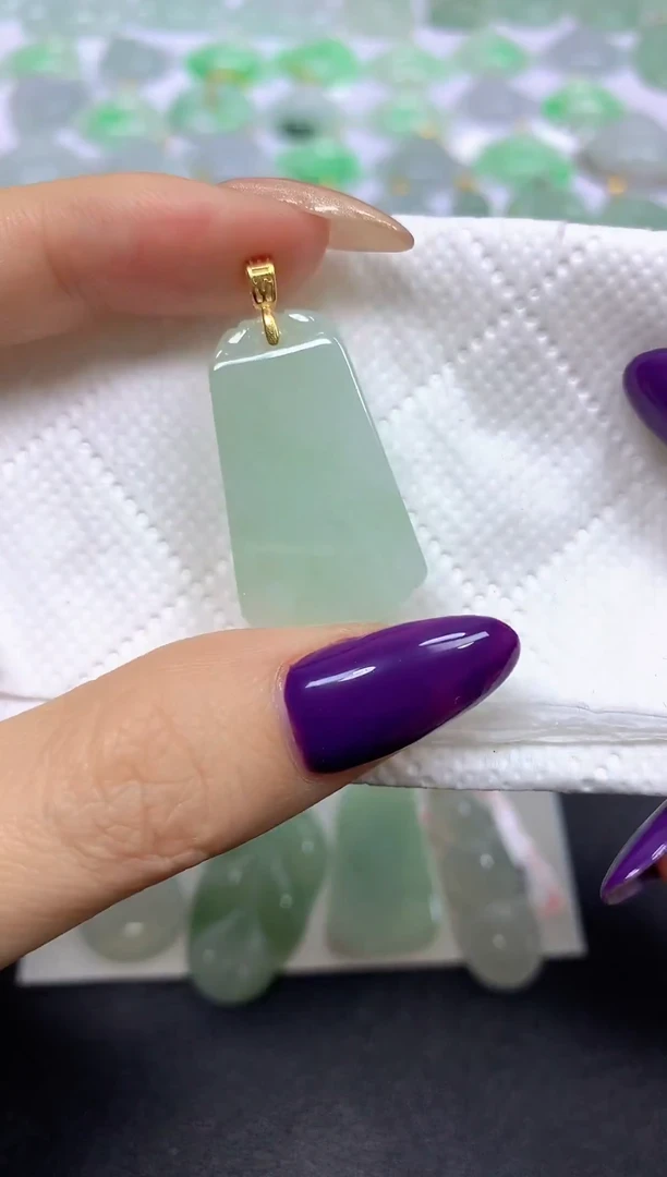 颈饰未镶嵌翡翠