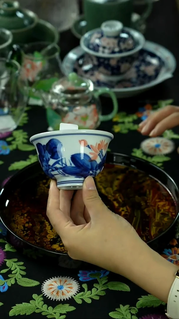 清理仓库中 茶具茶叶陶炉
