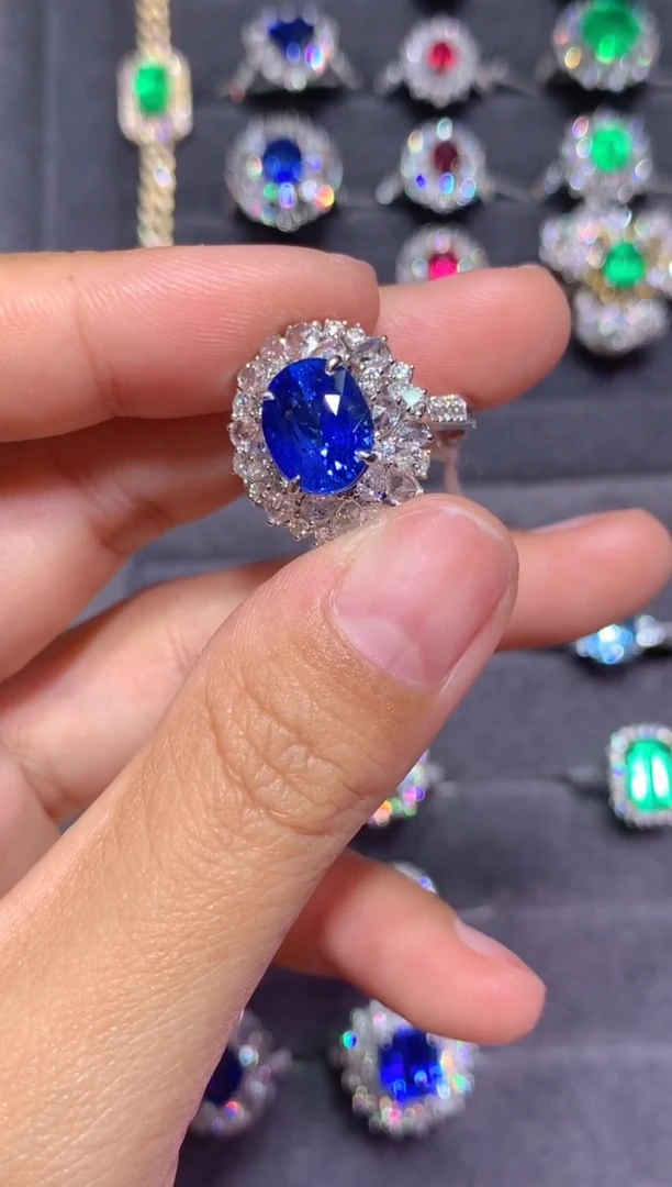 戒指蓝宝石18K金镶嵌5.0CT
