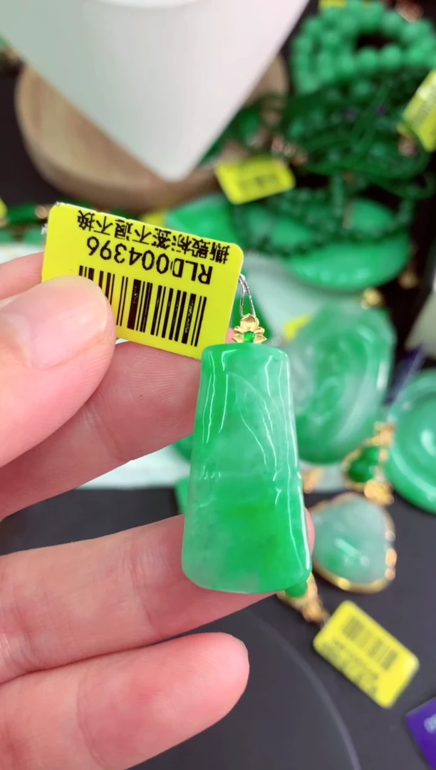 颈饰18K金镶嵌翡翠挂件