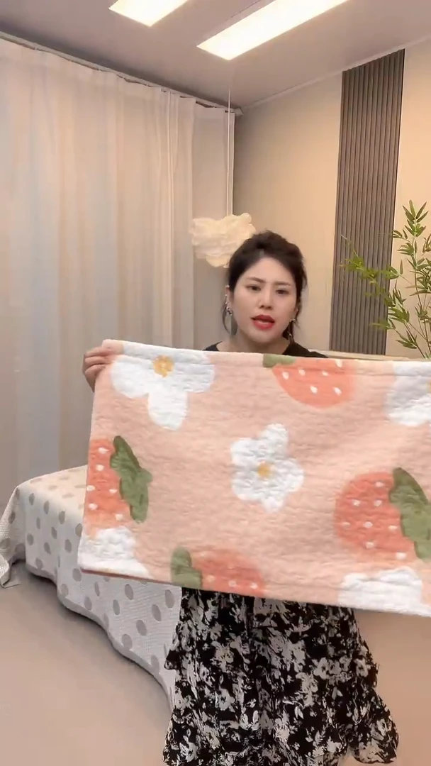 聚酯纤维         牛奶绒枕套草莓粉