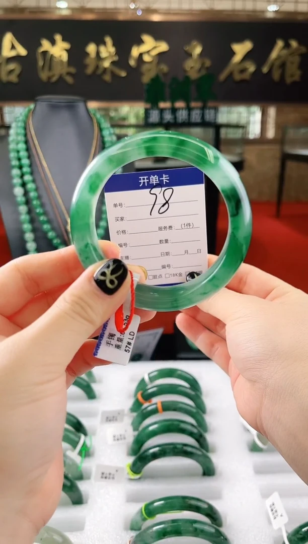 未镶嵌手镯石英质玉（非洲翠）微瑕，一经发货，运费不退介意勿拍