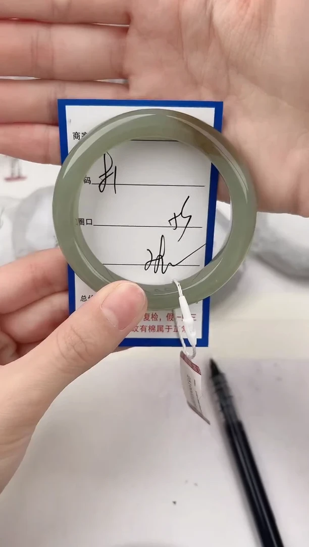 未镶嵌手镯和田玉81颜色微差无瑕疵