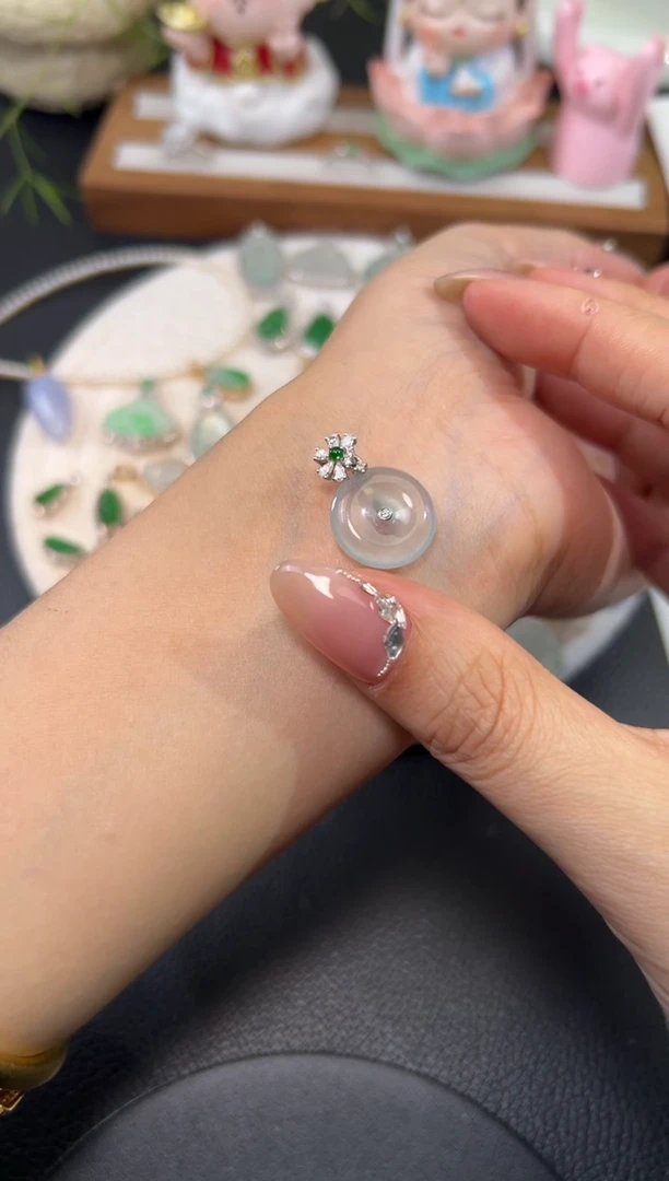 颈饰18K金镶嵌翡翠源头直播间