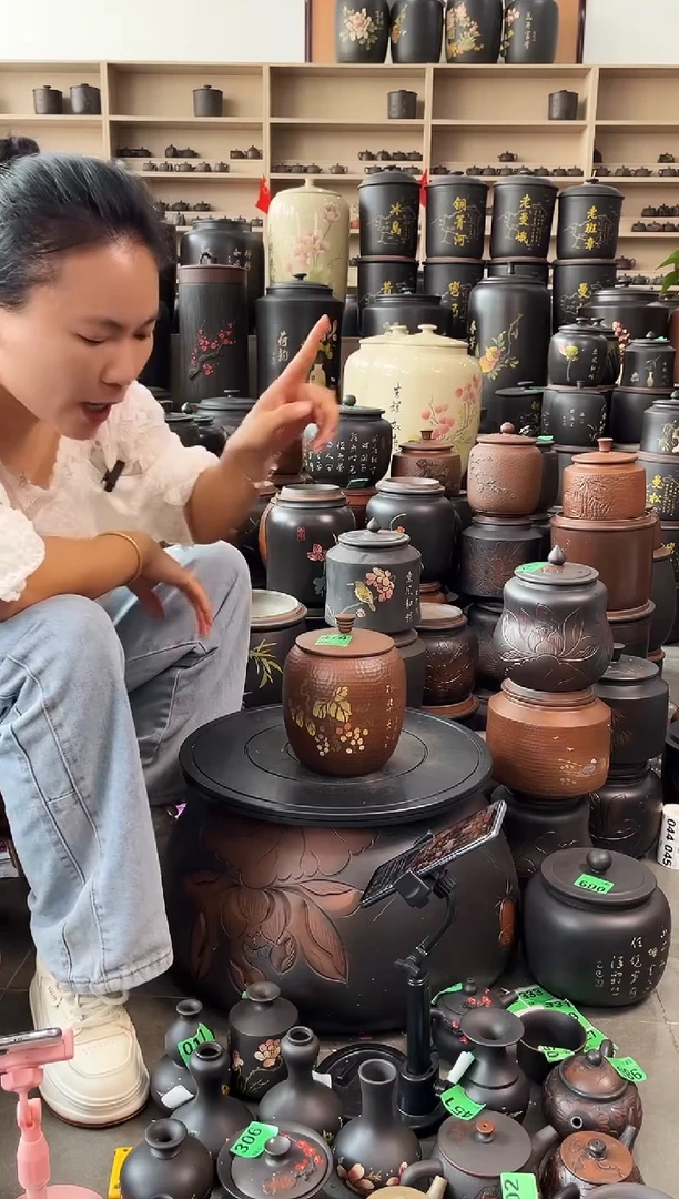 罐瑕疵茶叶罐   锤纹彩填花生   474