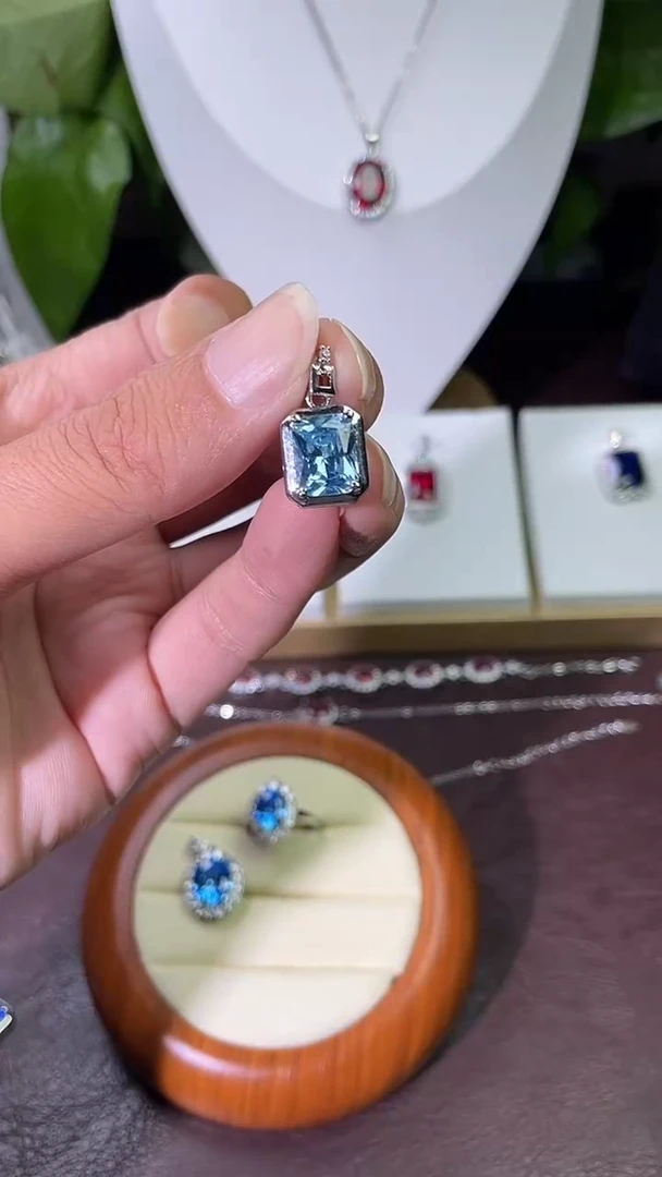 合金颈饰合成钻石浅蓝吊坠