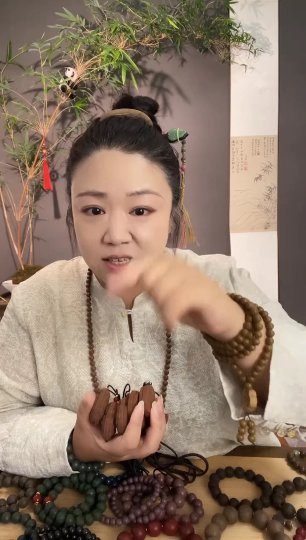 泥塑红麝香 莲蓬吞金兽随机发1个