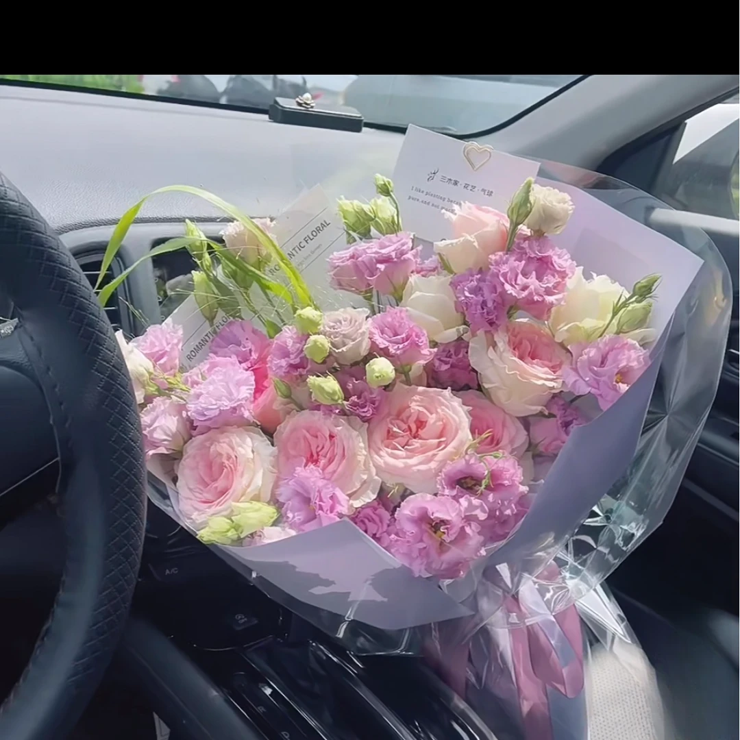 套餐41  洛神玫瑰10支+浅紫波浪桔梗一小把+蓝色绣球一支