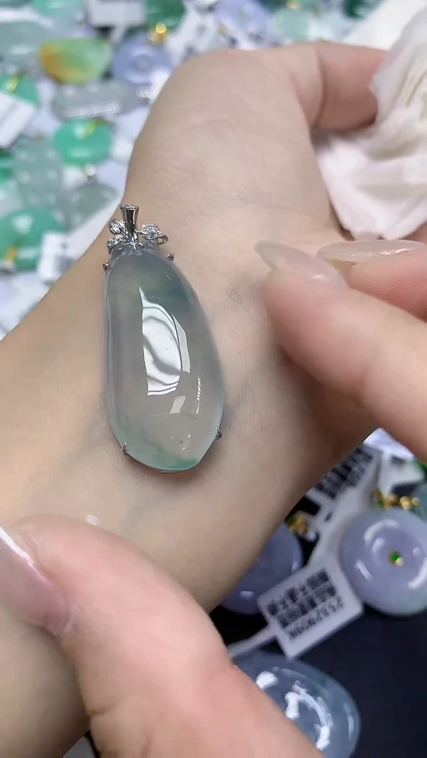 翡翠18K金镶嵌颈饰天然缅甸翡翠A货