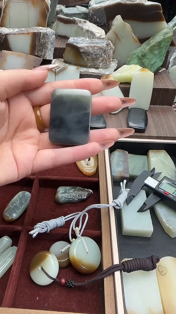 和田玉未镶嵌吊坠(赠链)若羌料青花无事牌41克