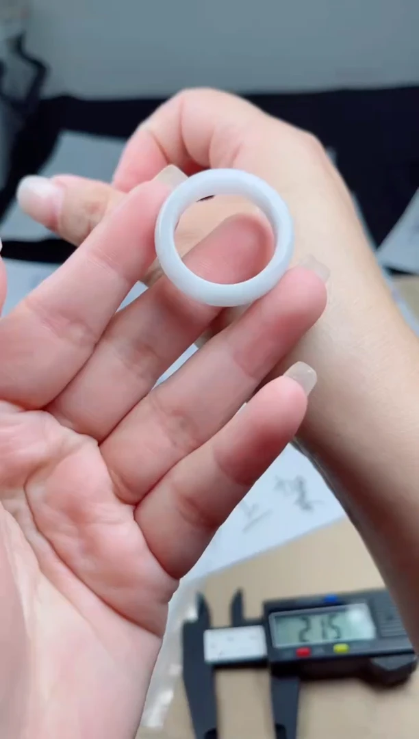 翡翠未镶嵌颈饰戒圈