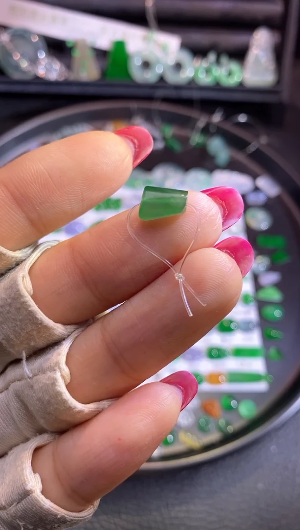 翡翠挂件未镶嵌珠子