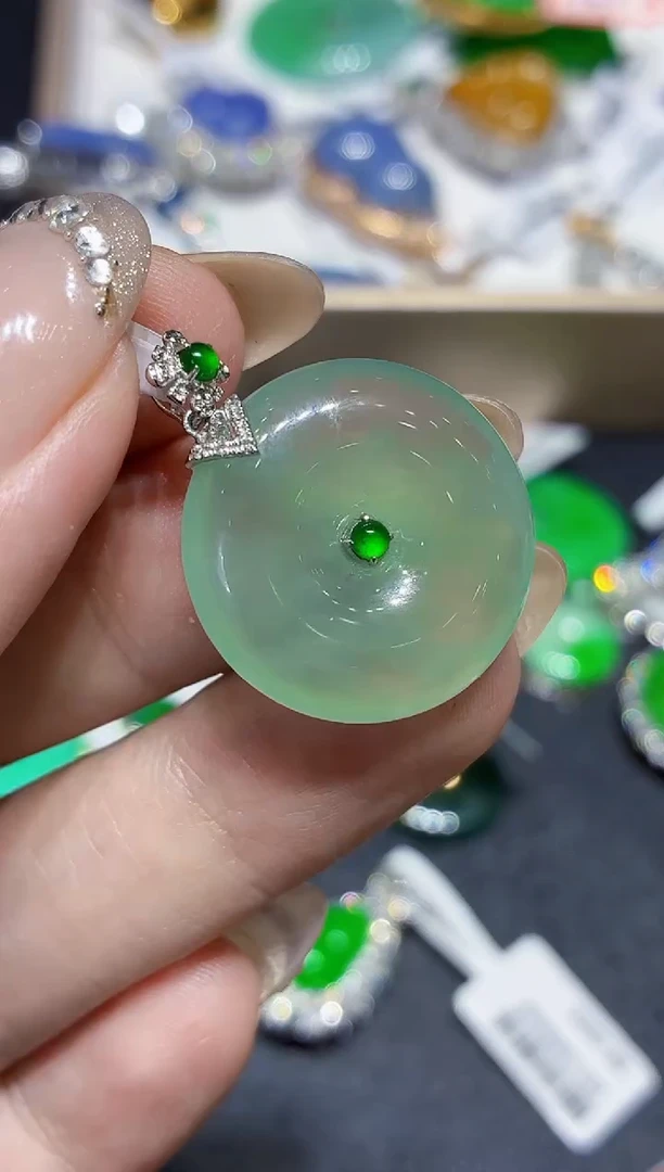 颈饰18K金镶嵌翡翠天然A货翡翠