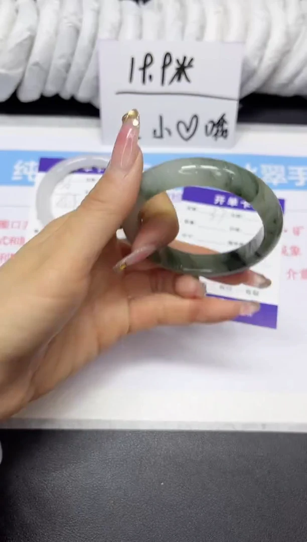 【闪购商品】石英质玉手镯未镶嵌37