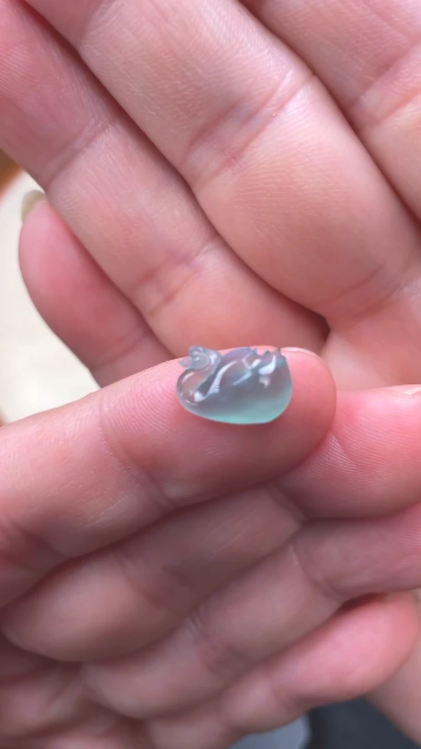 翡翠裸石未镶嵌天空蓝天鹅吊坠缅/杜