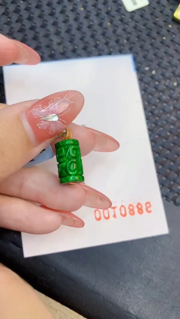 颈饰18K金镶嵌翡翠1