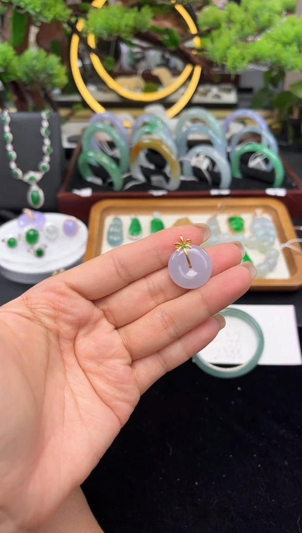 颈饰18K金镶嵌翡翠吊坠