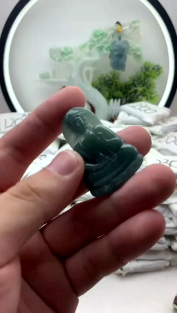 翡翠未镶嵌颈饰小观音