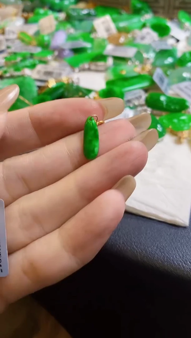 【闪购商品】定制翡翠18K金镶嵌吊坠