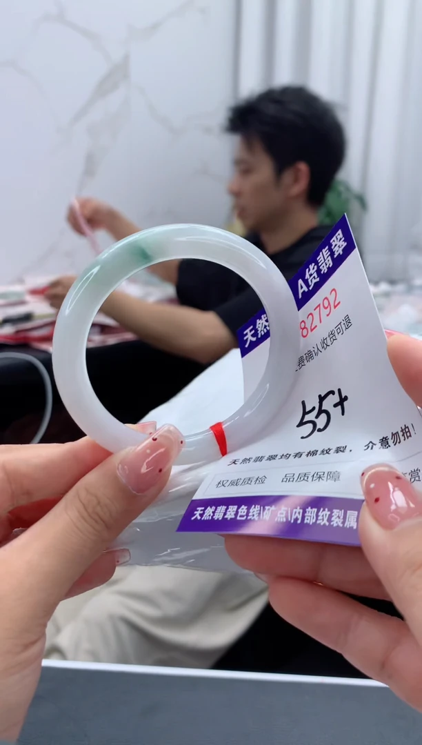 未镶嵌手镯翡翠有纹，完美者勿拍