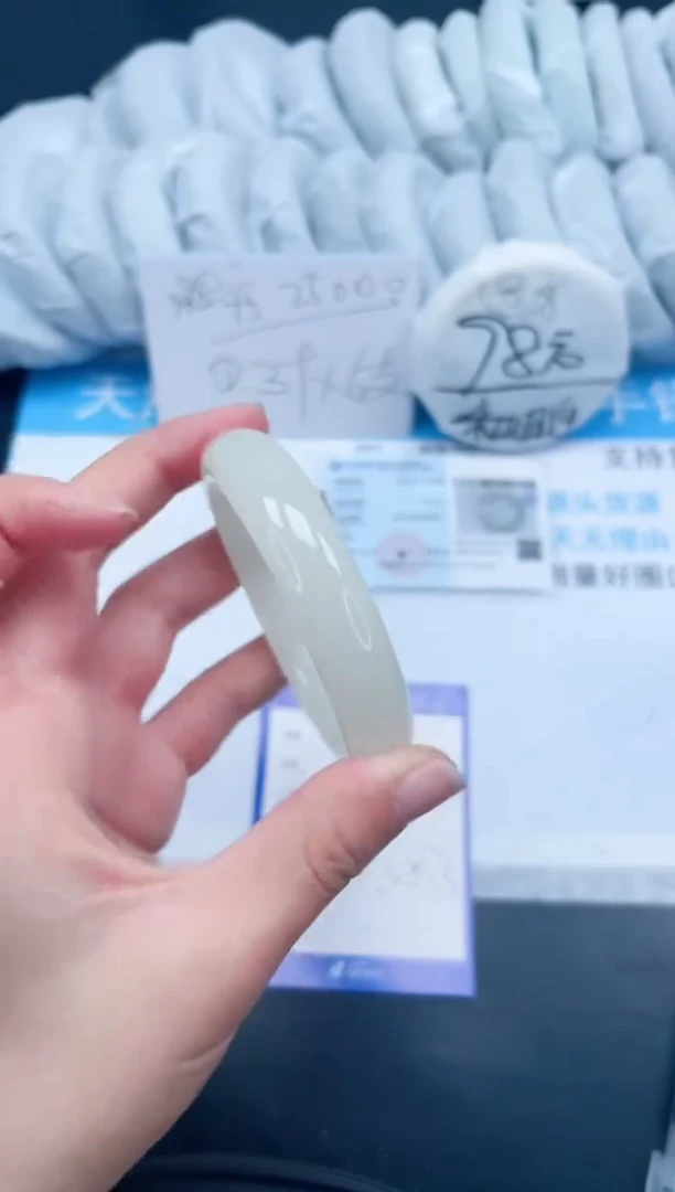 【闪购商品】石英质玉手镯未镶嵌159-58.3